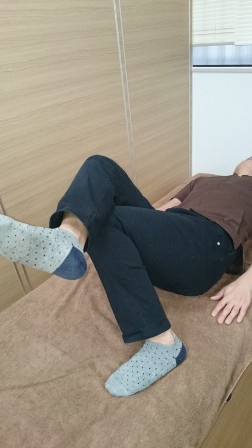 ※このように立てひざをした側のひざが内側に入るのはNG
