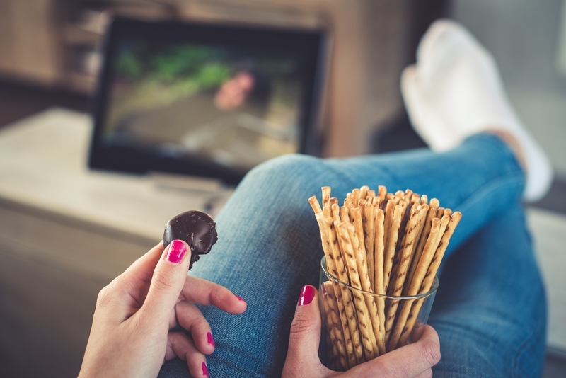 テレビを見ながらお菓子を食べる。最高の時間ですよね!