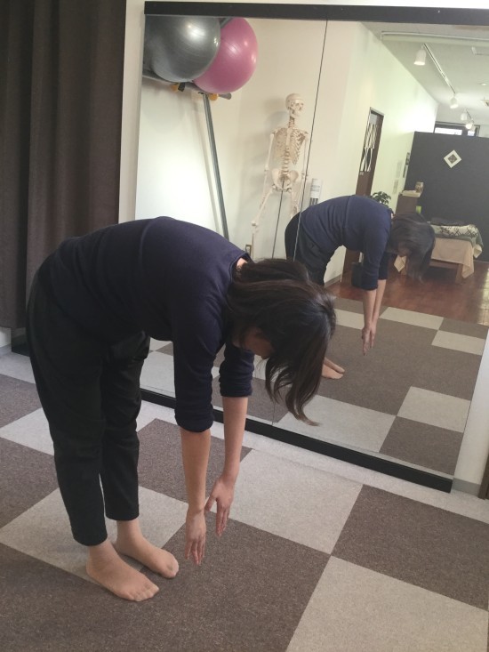 腰の痛みの要因が、体が固いことも!?