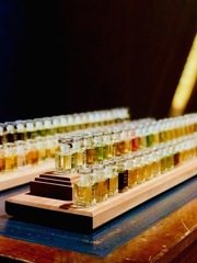 FUEGUIA 1833より、全100種の香りの小瓶『プーラエッセンシア』と新作パルファン5種が登場