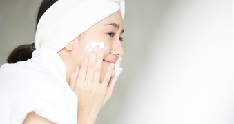 ＼肌のゴワつき、正しいケア方法は？／ セタフィルの洗顔習慣でつるんと透明感のある素肌に