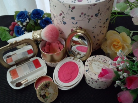 【新品】ラデュレ クリスマスコフレ フェイスカラー チーク ポット Les Merveilleuses LADUREE - ラデュレ＊フェイスカラーローズ