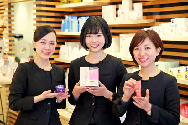 shopHABA マリエ富山店美容部員・化粧品販売員(ビューティーカウンセラー)契約社員の求人のスタッフ写真1