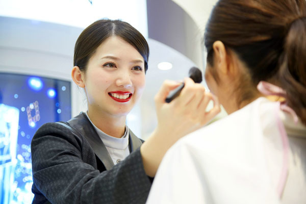 アルビオン 新宿・渋谷・青山・六本木エリアの有名百貨店・専門店美容部員・化粧品販売員(ビューティーアドバイザー)正社員の求人のスタッフ写真1