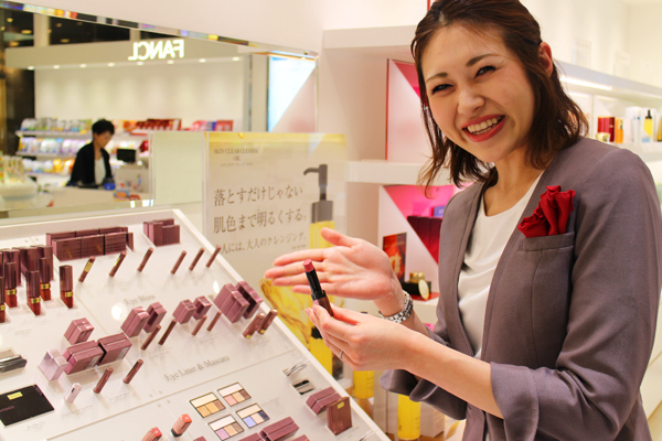 アテニア 東武百貨店池袋店美容部員・化粧品販売員(ビューティコンシェルジュ)正社員の求人のスタッフ写真1