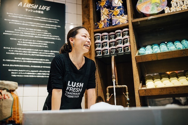 Lush イオンモール熊本店 美容部員 Ba 新卒ok 未経験ok Lush 正社員スタッフ 面接1回 正社員 の求人 21 03 12掲載 アットコスメキャリア