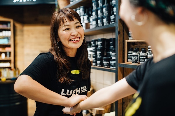 Lush イオンモール熊本店 美容部員 Ba 新卒ok 未経験ok Lush 正社員スタッフ 面接1回 正社員 の求人 21 03 12掲載 アットコスメキャリア