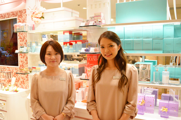 京都市内 有名百貨店・ファッションビル内フレグランスコーナー美容部員・化粧品販売員(フレグランスアドバイザー)正社員の求人のスタッフ写真1