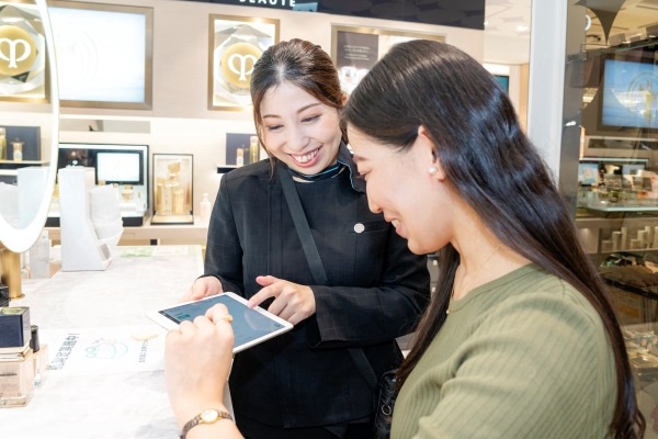 【銀座・丸の内】百貨店・専門店美容部員・BA（半年以内に社員化／経験者歓迎／連休取得OK／社割あり）紹介予定派遣の求人のスタッフ写真1