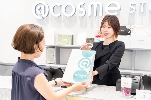 【銀座・丸の内】百貨店・専門店美容部員・BA（『@cosme STORE』レジスタッフ／@cosme社割有）派遣の求人のスタッフ写真1