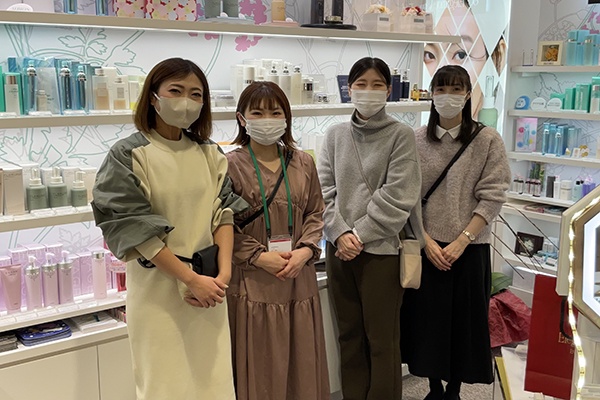 エクス新宿ミロード店美容部員・BA（未経験OK／正社員／賞与年2回／地域手当／連休可◎）正社員の求人のスタッフ写真2