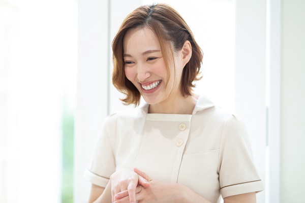 大阪（梅田）美容部員・BA（高年収～500万円／栄養アドバイザー職／20～40代活躍）契約社員の求人のスタッフ写真1