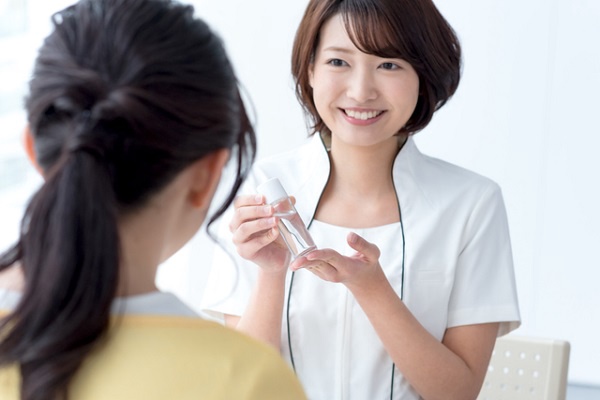 大阪（梅田）美容部員・BA（高月給～37万円／20～50代活躍／18時半退勤有／希望休◎）契約社員の求人のスタッフ写真1