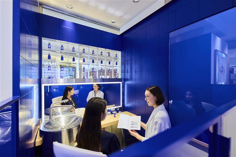 東京都内の店舗美容部員・BA（ブランク◎／面接1回／賞与年3回／退職金制度／ロレアル社割有）契約社員の求人のスタッフ写真4