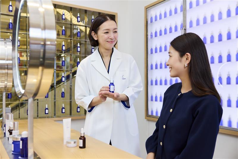 東京都内の店舗美容部員・BA（ブランク◎／面接1回／賞与年3回／退職金制度／ロレアル社割有）契約社員の求人のスタッフ写真1