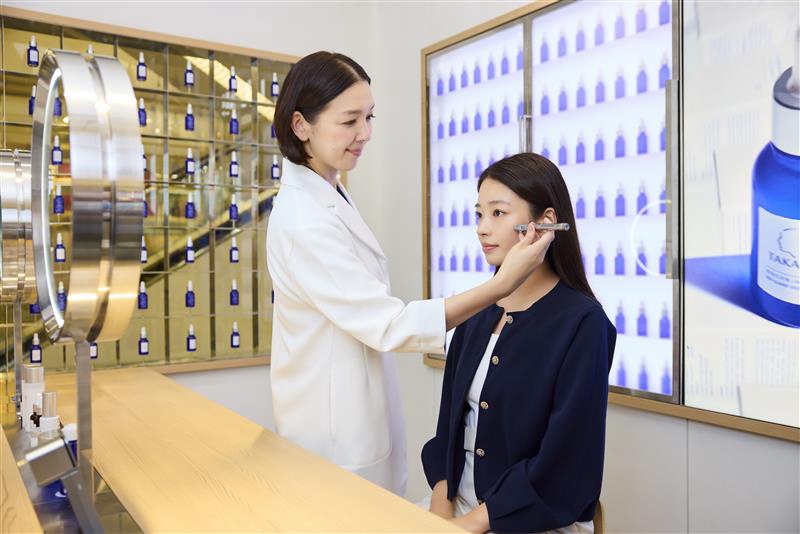 東京都内の店舗美容部員・BA（ブランク◎／面接1回／賞与年3回／退職金制度／ロレアル社割有）契約社員の求人のスタッフ写真3