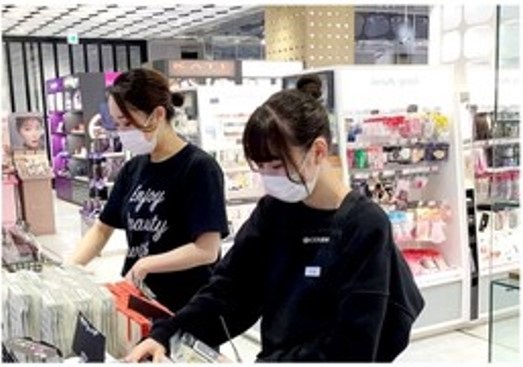 @cosme TOKYO美容部員・BA（未経験OK／週4～可／連休取得OK／社割あり／正社員登用有）アルバイト・パートの求人のスタッフ写真4