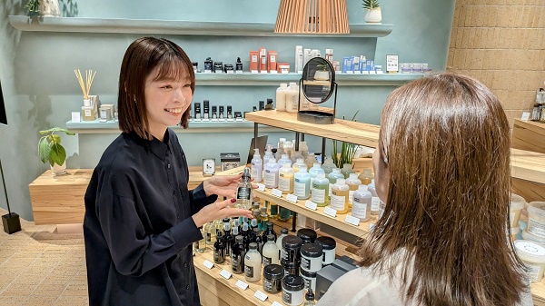 ダヴィネス表参道ヒルズ店美容部員・BA（ヘアケア・スキンケアの化粧品販売【業務委託】）業務委託（フリーランス）の求人のスタッフ写真1