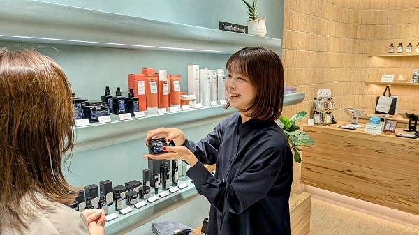 ダヴィネス表参道ヒルズ店美容部員・BA（ヘアケア・スキンケア販売／ノルマ無し／残業少なめ／研修充実）契約社員の求人のスタッフ写真4