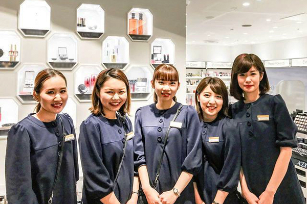 イセタン ミラー メイク&コスメティクス ミーツ国分寺店美容部員・化粧品販売員(ビューティーカウンセラー)正社員の求人のスタッフ写真1