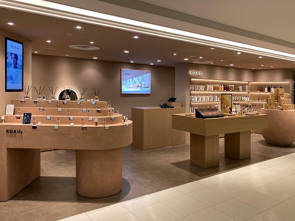 ロアリブ　ルミネ新宿2店 美容部員・BA（正社員／賞与年2回／残業ほぼ無し／5日連休暇取得可／研修充実）正社員の求人の店内写真1