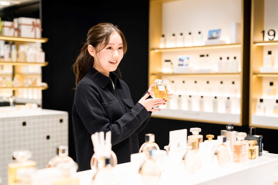 シャネル フレグランス＆ビューティ GINZA SIX美容部員・BA（20代も多数活躍中／社割あり／退職金制度／有給の育児休暇制度）正社員,契約社員の求人のスタッフ写真2