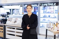 正社員登用率100％／経験不問／髪色自由／ノルマ無 全国のコスメショップで募集！年2回5連休あり！人間関係抜群♪