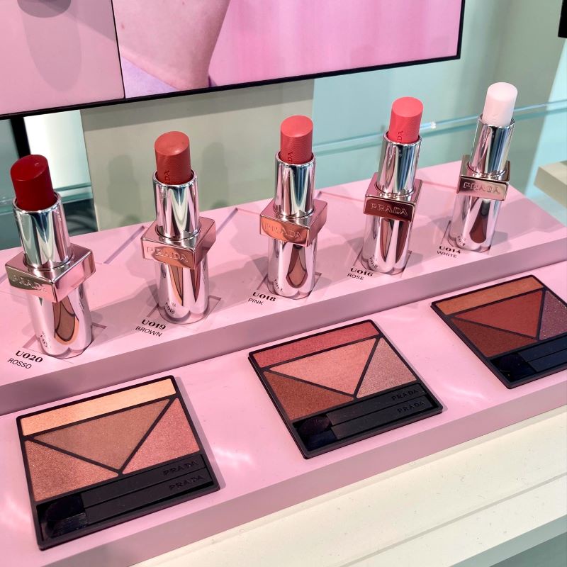 「プラダ ビューティ」上品にツヤめく新リップバームが登場。アイシャドウパレットの新色も /  ＠cosme特集 の画像