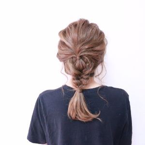 簡単でオススメ フィッシュボーンでつくるミディアム ヘアアレンジのやり方 美容 化粧品情報はアットコスメ