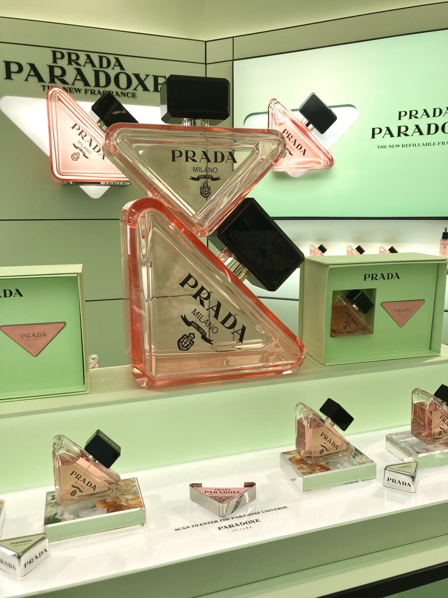 プラダ ビューティ」の香りを体験できるポップアップ ストアが東京